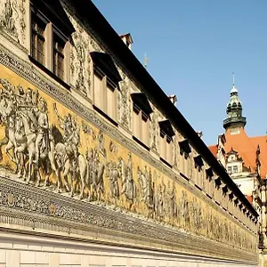 Apartment Las- Ruhig Aber Zentral Teilmobliert,, Dresden